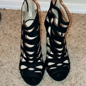Black high heels willing to lower price